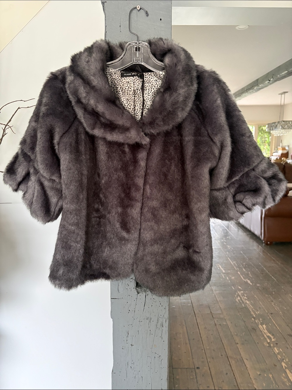 Luxurious Gray Faux Fur Short Coat - Women’s Jacket made in 🇮🇹